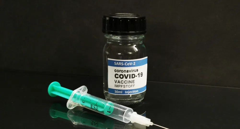 Повече от половината американци са ваксинирани срещу COVID-19