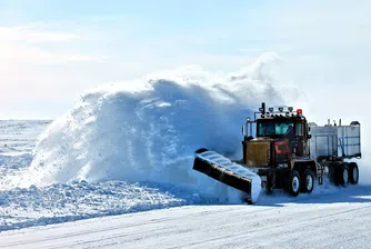 Сняг и лед по пътищата във високите части на страната