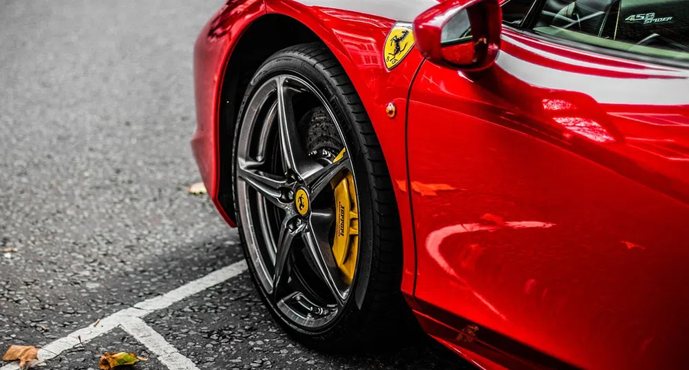 Богаташите все още си искат новите Ferrari-та