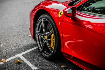 Богаташите все още си искат новите Ferrari-та
