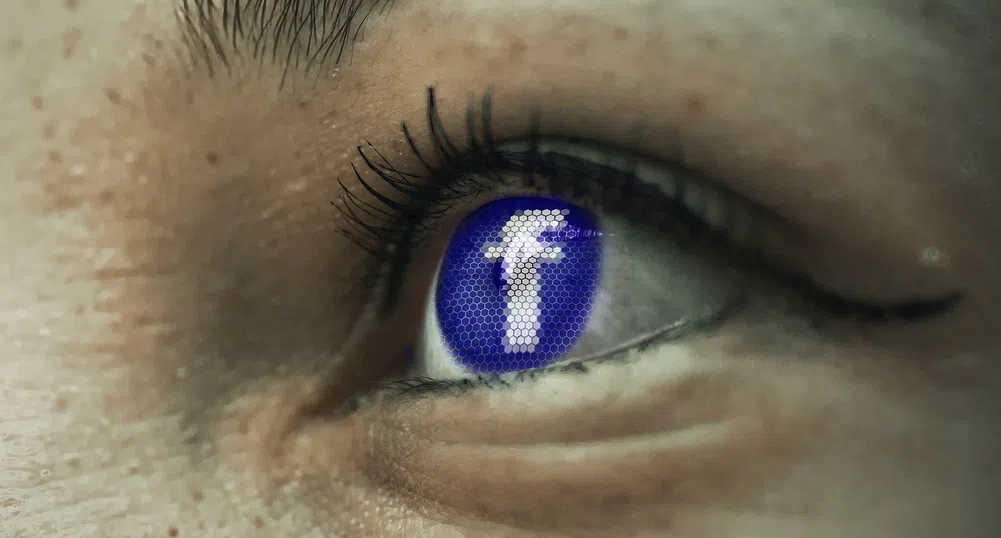 Facebook с нов гаф, "отблокирал" хора на случаен принцип