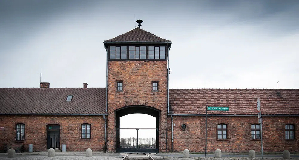 Инстаграмър позира с гумено пате пред Портата на смъртта в Аушвиц