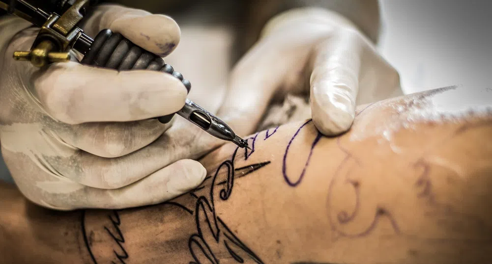 Германците масово премахват татуировките си