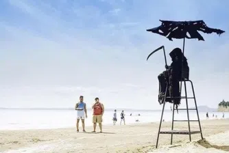 Облечен като смъртта мъж ще посещава предсрочно отворени плажове