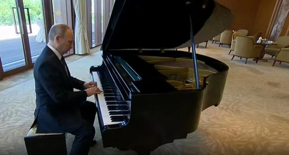 Путин свири съветски песни на пиано в Китай