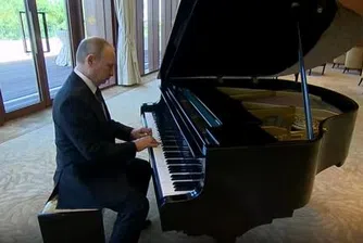 Путин свири съветски песни на пиано в Китай
