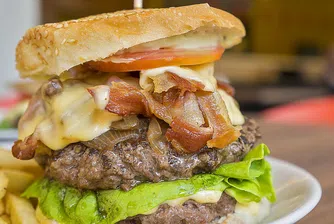 Верига за бургери търси стажант, който да хапва бекон срещу $1000