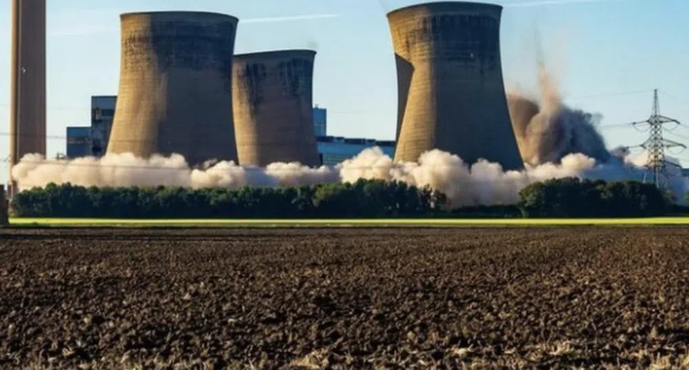 Зрелищна експлозия: Взривиха охладителни кули на електроцентрала (видео)