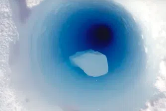 Какво ще се случи, ако пуснете парче лед в 90-метрова дупка?