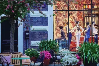 Реклама на женски дрехи превръща голи мъже във вещи