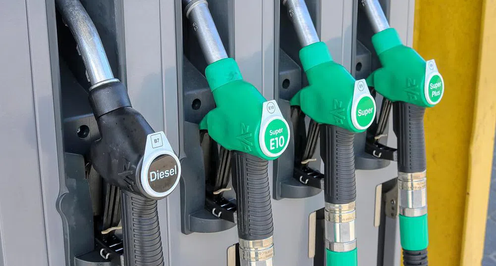За месец: Бензинът у нас по-евтин с 13 ст., метанът поскъпнал с близо 50%