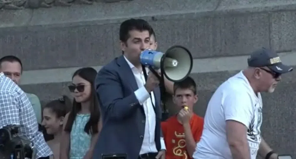 Премиерът Петков при протестиращите в подкрепа на правителството