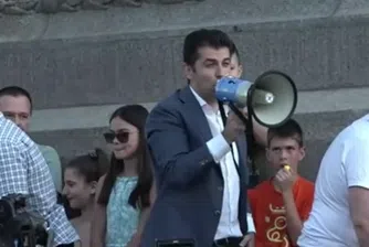 Премиерът Петков при протестиращите в подкрепа на правителството