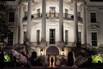 Доналд Тръмп и Мелания напуснаха Белия дом (видео)
