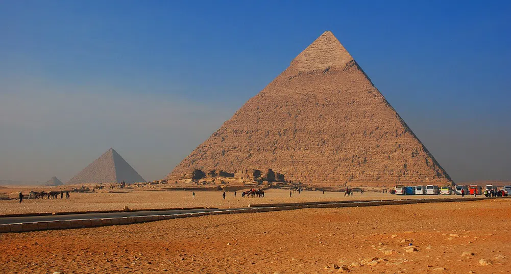 Защо KFC е едно от най-добрите места за разглеждане на пирамидите в Гиза?