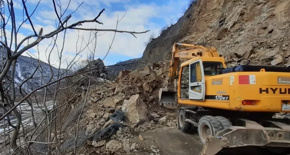 Над 4000 тона скална маса се е срутила на пътя в Искърското дефиле (снимки)