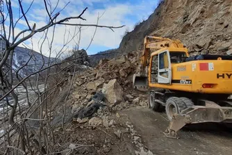 Над 4000 тона скална маса се е срутила на пътя в Искърското дефиле (снимки)