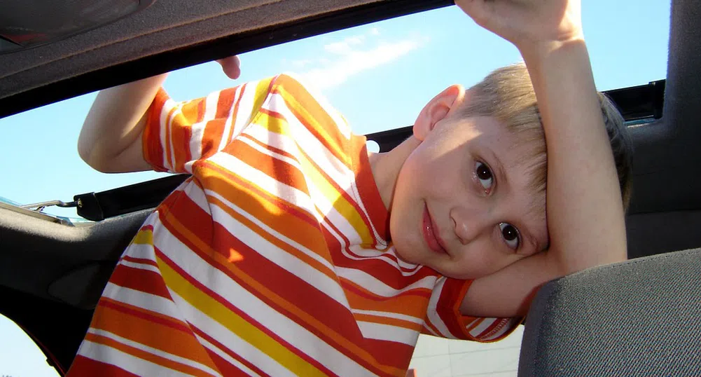 За колко време кола, паркирана на слънце, може да убие дете?