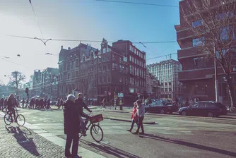 Кола блъсна осем пешеходци в Амстердам