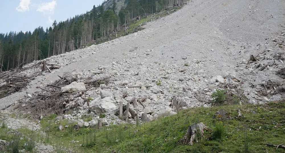 Свлачище в Китай, земетресение в Япония