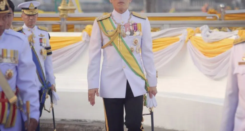 Новият крал на Тайланд изпрати баща си  с жената и любовницата си