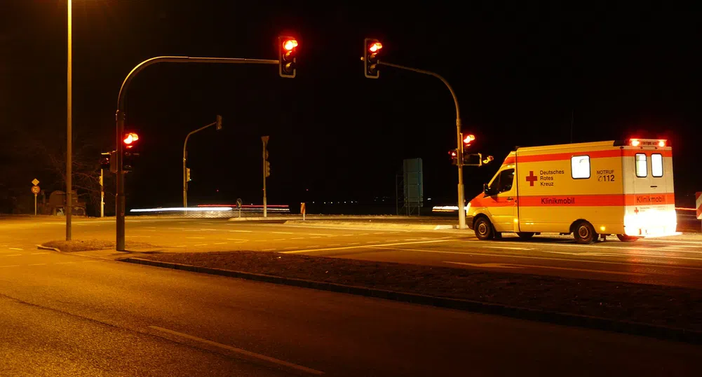 Студенти измислиха как шофьорите да дават път на линейките