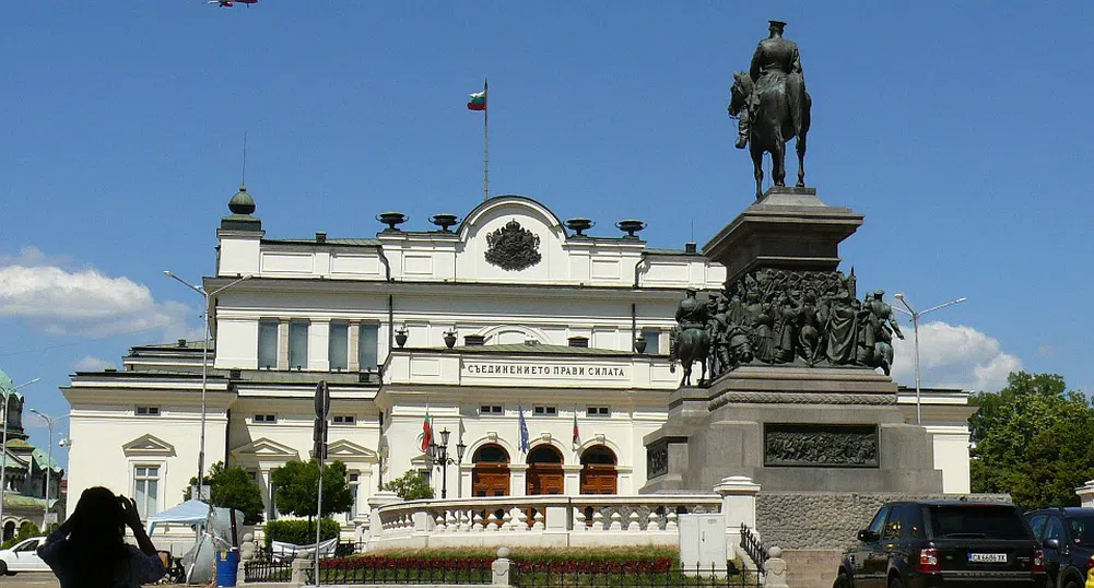 Протест срещу зеления сертификат в София, арестуваха въоръжен мъж