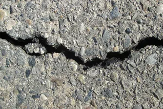 Огромна дупка на пътя погълна цял автобус (снимки)