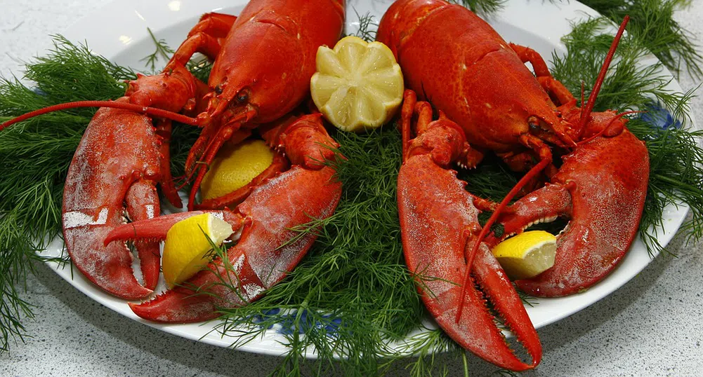 Тя поръчва за 110 долара, той за 17.50. Кой плаща сметката?