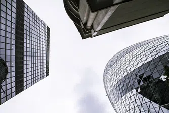 8 от най-забележителните небостъргачи с дупка в тях