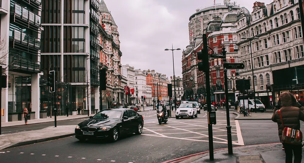 Лондон разширява зоната, в която по-замърсяващите автомобили се таксуват
