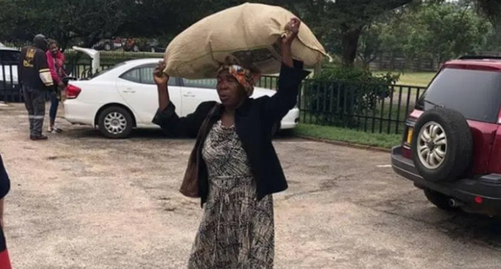 Най-богатият човек в Зимбабве награждава щедро 71-годишна жена