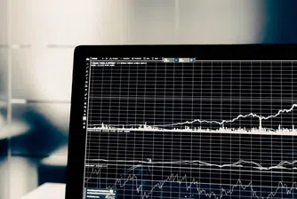 Акциите тръгнаха нагоре, но Омикрон и Фед държат инвеститорите нащрек