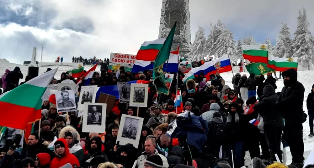 Освиркаха премиера Кирил Петков на връх Шипка