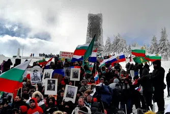 Освиркаха премиера Кирил Петков на връх Шипка