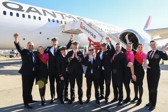 Равни обувки, рокля, очила: Авиокомпания с пробив в стила на стюардесите