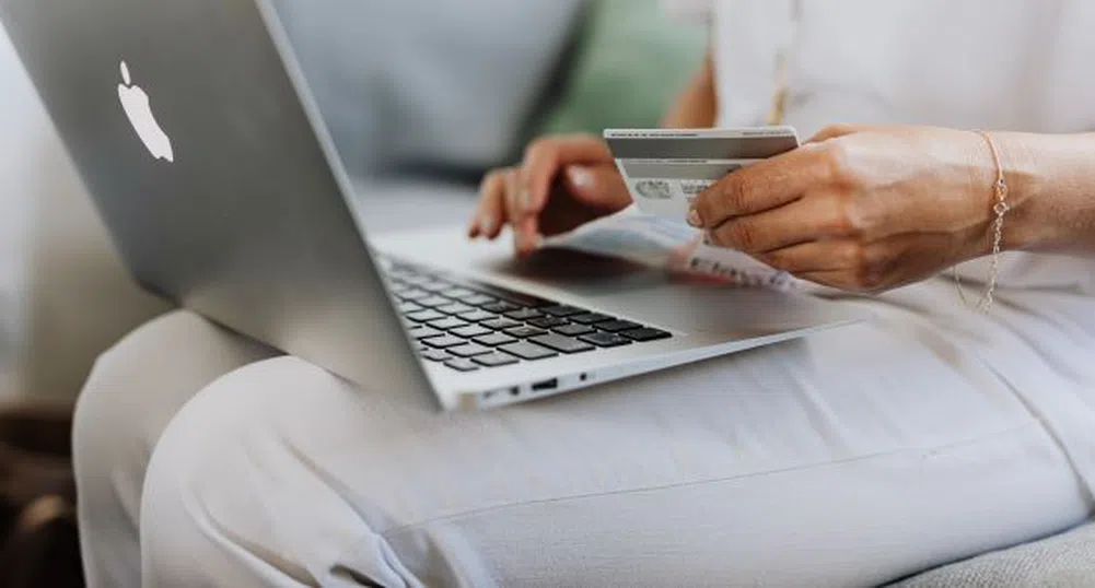 Пощенска банка регистрира бум в разплащанията с дигитализирани карти