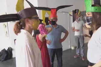 Галерия в Париж използва шапки за социална дистанция