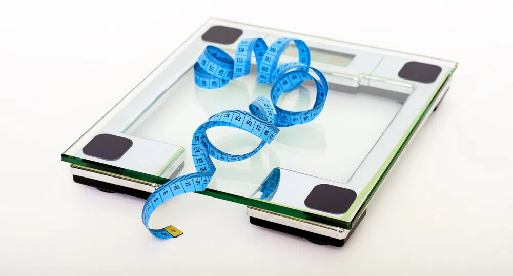 Колко е нормалното колебание в теглото от ден на ден?