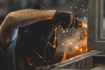 Производствената активност в Китай се свива за пети пореден месец