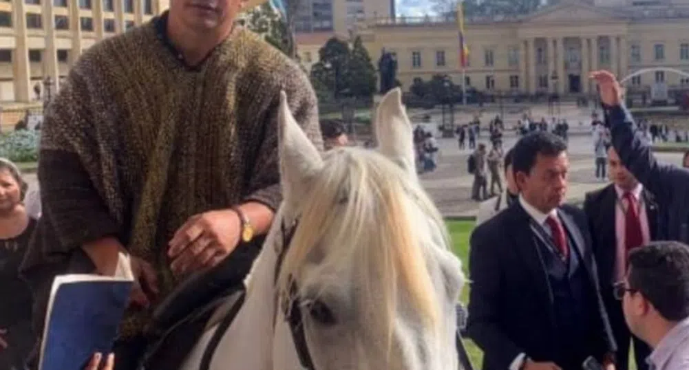Колумбийски сенатор отиде на работа на бял кон