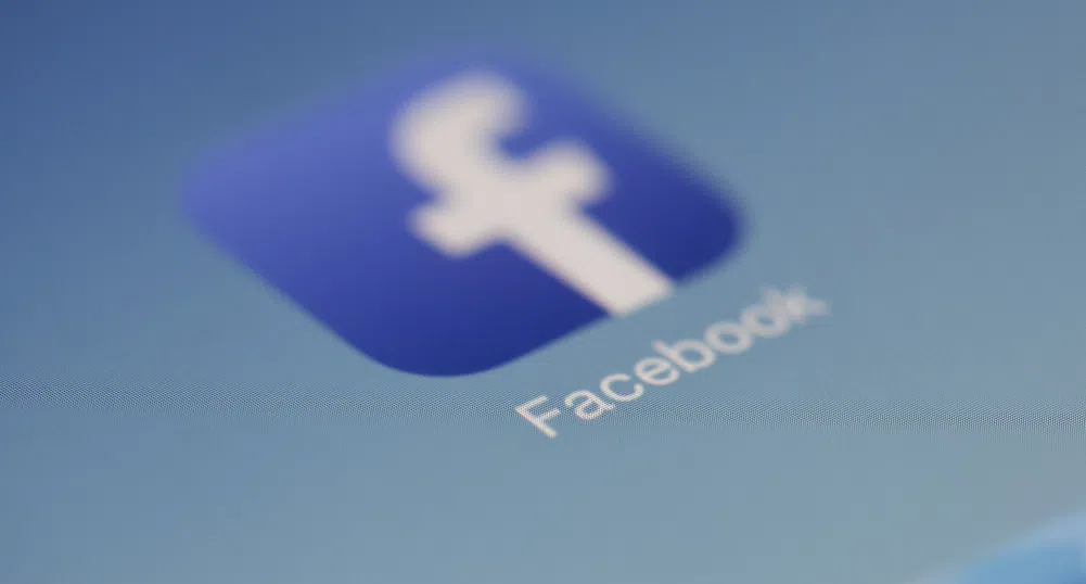 Facebook отчита първи спад на приходите като публична компания