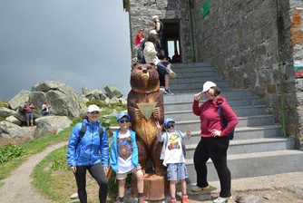 Двуметрова дървена мечка радва децата на Витоша