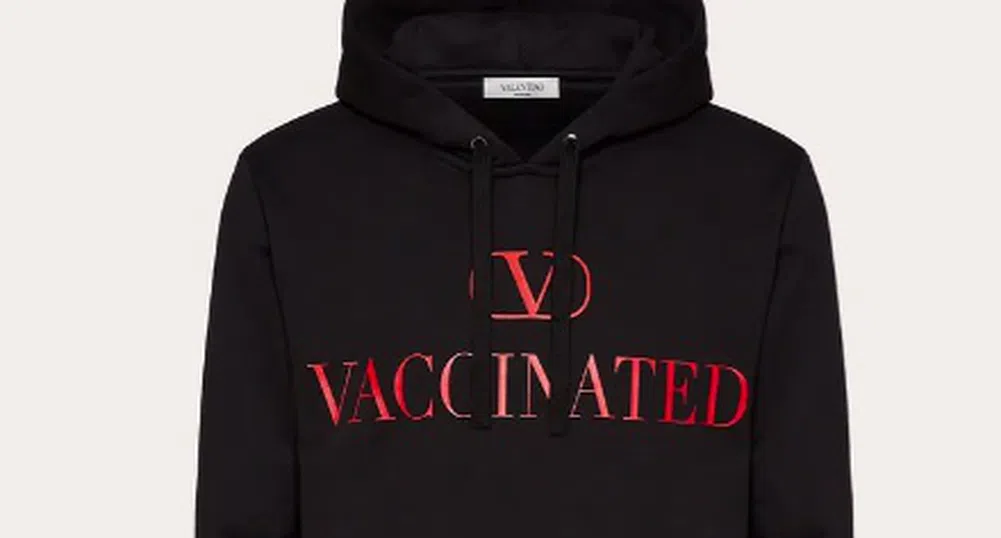 Valentino пусна суитшърт с надпис Vaccinated на цена от 690 долара