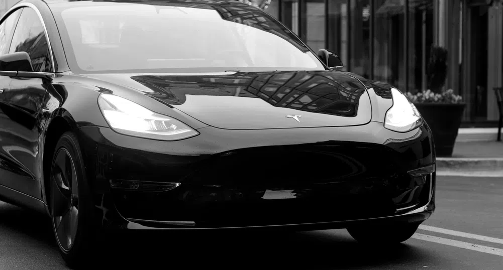 Финландец взриви своята Tesla с 30 кг динамит (видео)