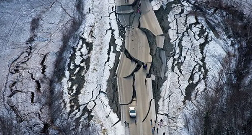 Земетресение натроши като стъкло магистрала в Аляска (снимки)