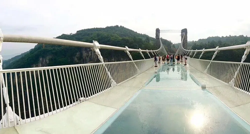 Най-дългият в света стъклен мост отвори врати в Китай (снимки и видео)