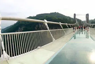 Най-дългият в света стъклен мост отвори врати в Китай (снимки и видео)