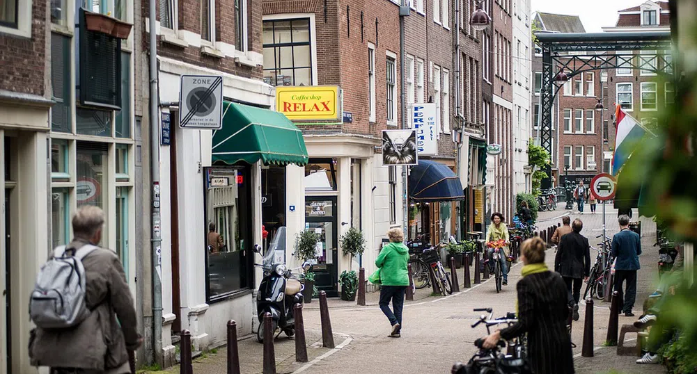 Защо Амстердам не иска чужденци в кофишоповете?