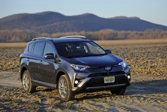 Toyota изтегля над 1,8 милиона автомобила RAV4 поради риск от пожар